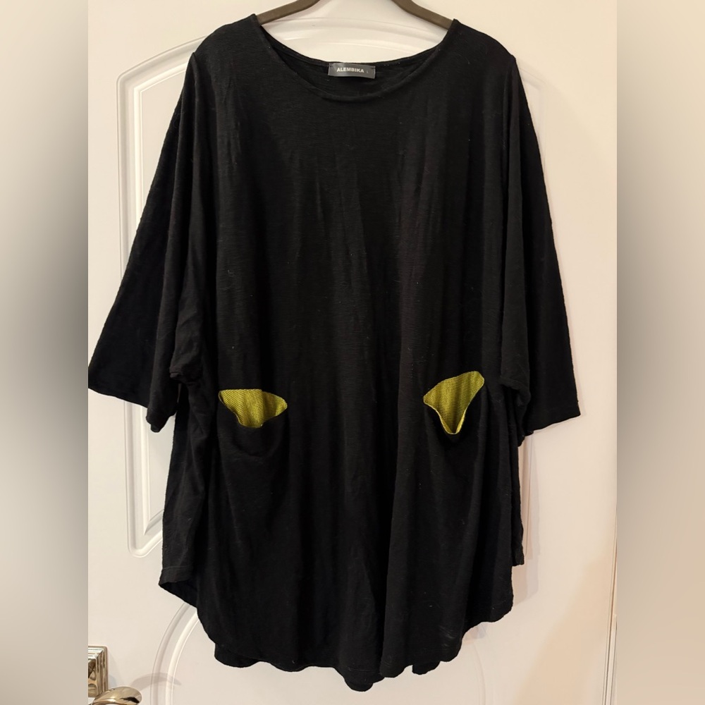Alembika tunic featuring oversized pockets with yellow striped lining